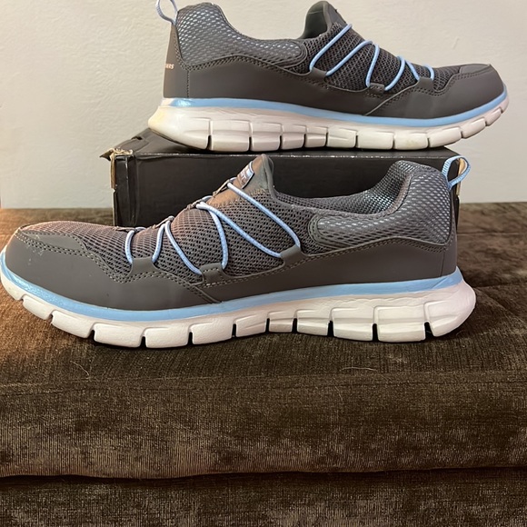 Sketchers Dual Lite Slip On Knit Sneakers Size 9.5 new  worn once in my home. - Picture 3 of 5